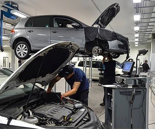 Mecánico reparando un coche