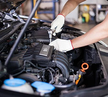 Mecánico reparando un coche